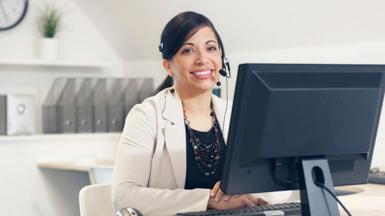 hispanic businesswoman computer